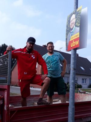 Plakate aufhängen 1